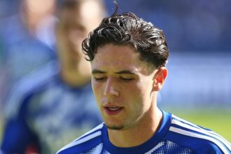 2. Bundesliga: Schalke verteidigt Tabellenführung in Unterzahl