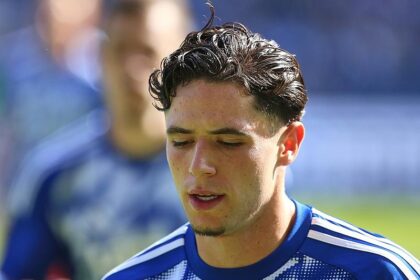 2. Bundesliga: Schalke verteidigt Tabellenführung in Unterzahl