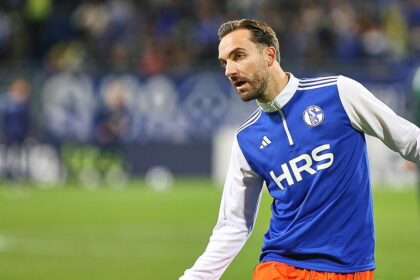 2. Liga: Schalke schlägt Karlsruhe und bleibt Tabellenführer