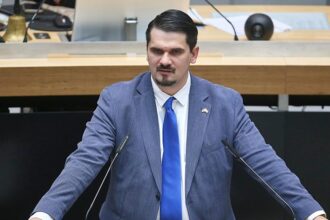 AfD-Politiker Vallendar bei Infostand ins Gesicht geschlagen