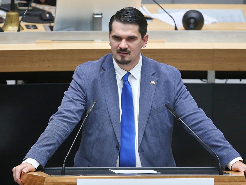 AfD-Politiker Vallendar bei Infostand ins Gesicht geschlagen