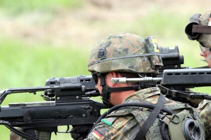 Ausreisen: Kriegsdienstgegner sehen Vorbereitung für Wehrpflicht