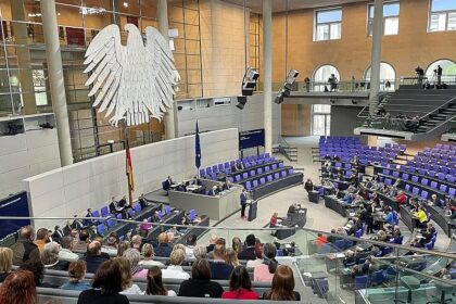 Bundestag beschließt "Tankrabatt" und 1.000-Euro-Prämie