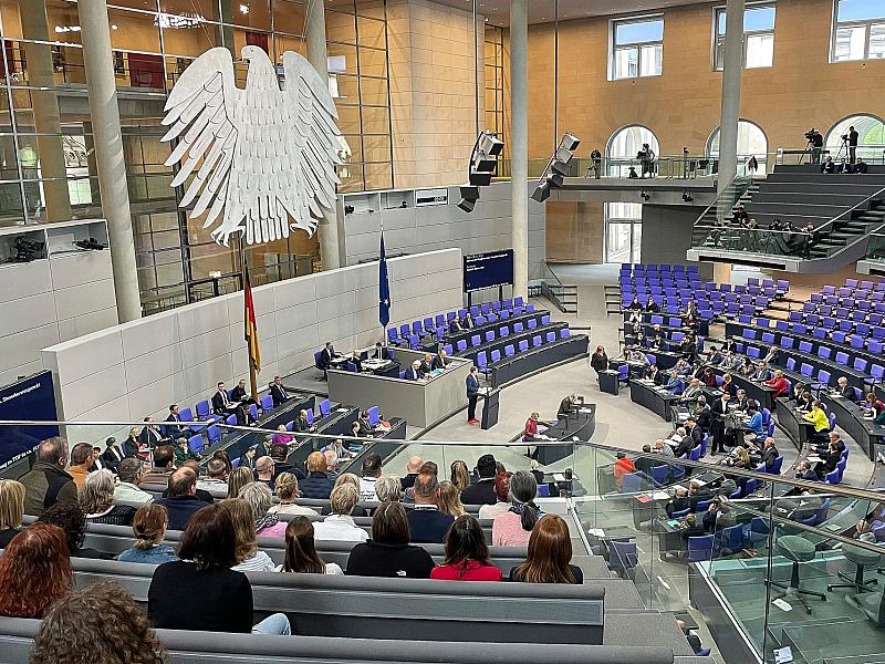 Bundestag beschließt "Tankrabatt" und 1.000-Euro-Prämie