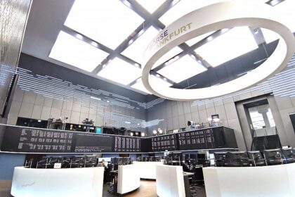 Dax startet am Gründonnerstag im Minus - Trump bestimmt Richtung