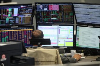 Dax weiter im Minus - Berichtssaison im Blick