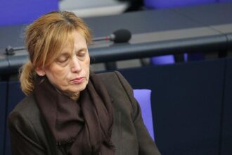 Demokratiepädagogen kritisieren Priens Umbau von "Demokratie leben"