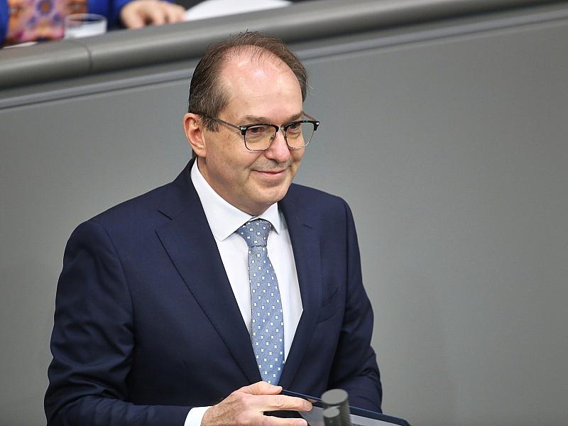 Dobrindt plant 3,5 Milliarden Mehrkosten für Beamte pro Jahr