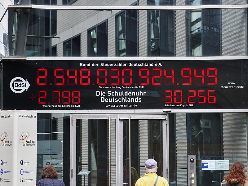 Frühjahrsprojektion: Klingbeil darf mehr Schulden machen