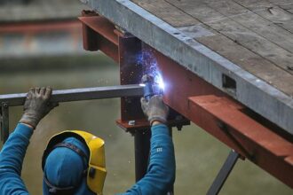 Industrie stellt weniger ein