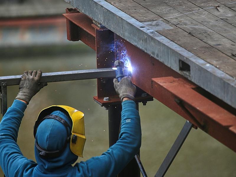 Industrie stellt weniger ein