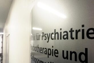 Mehr Minderjährige wegen psychischen Erkrankungen in Kliniken