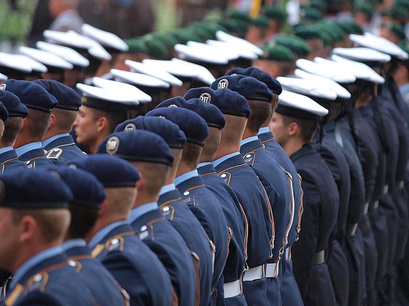 Pistorius verbannt private Handys aus Bundeswehr-Dienststellen