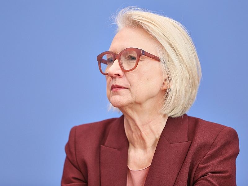 Schnitzer rechnet mit niedrigeren Spritpreisen in einigen Tagen