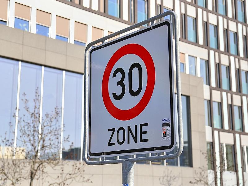 Studie: Tempo 30 in Ortschaften könnte Fußgängerleben retten