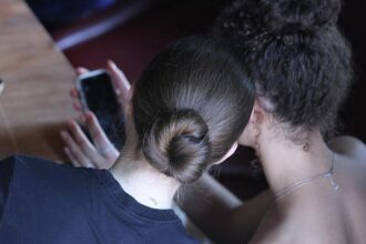 Umfrage: Junge Menschen inszenieren online oft glücklicheres Leben
