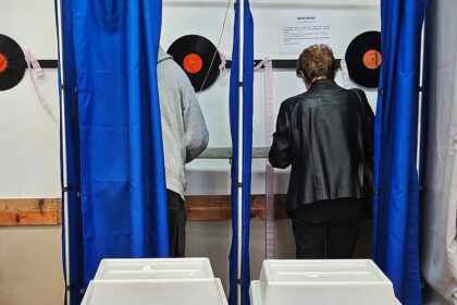 Wahllokale in Ungarn schließen - Umfragen sehen Tisza vorn