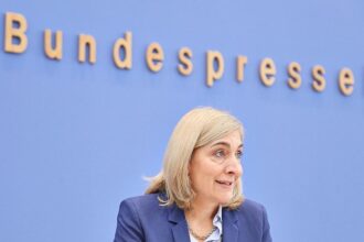 Warken will Gehälter der Kassen-Vorstände begrenzen