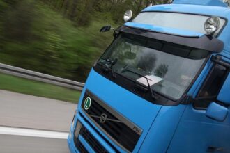 Zahl mautpflichtiger Lkws auf Autobahnen im März gesunken