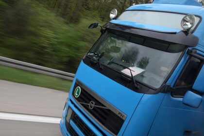Zahl mautpflichtiger Lkws auf Autobahnen im März gesunken